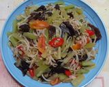 Foto langkah ke 4 dari resep Tumis Jamur Kuping Labu Siem Toge.