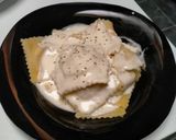 Une image de l'étape 5 de Ravioli chèvre et jambon de parme. Sauce crème de parmesan.