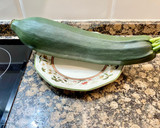 Foto del paso 1 de la receta: Calabacín relleno con gratinado de queso