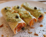 Foto del paso 5 de la receta: Canelones fríos de salmón ahumado y queso crema con mayonesa de pesto