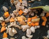 Foto langkah ke 2 dari resep Sup ayam kembang tahu Praktis.