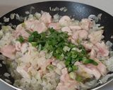 Foto del paso 4 de la receta: Fideos con pollo al verdeo y crema