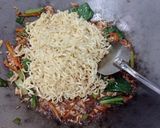 Foto langkah ke 5 dari resep Mie Goreng Sayur.