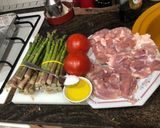 Foto del paso 1 de la receta: Muslo de pollo deshuesado al horno con espárrago triguero y tomate y VIDALIM