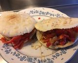 Une image de l'étape 6 de Pains pitas au poivron rouge tomates jambon et mozzarella.