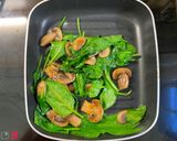Spenótos-gombás omlett recept fázis 3 fotója