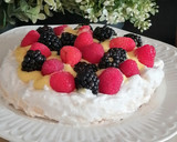Foto del paso 11 de la receta: Pavlova con crema de naranja y frutos rojos