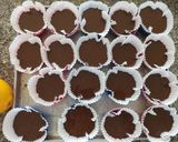 Foto del paso 3 de la receta: Cupcake de Chocolate amargo relleno de compota de naranjas y dec