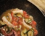 Foto del passaggio 3 della ricetta Fettuccine con polpo,gamberoni,zucchine e pomodorini alla vodka
