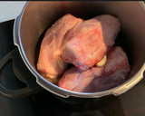 Foto del paso 1 de la receta: Codillo al horno con el jugo de su cocción