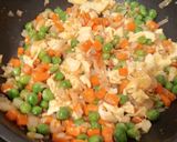 Une image de l'étape 3 de Riz cantonais légumes et petites crevettes.