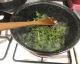 Foto del paso 2 de la receta: Caldillo o sopa de espárragos con huevo poche y crujiente de jamón