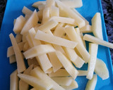 Foto del paso 1 de la receta: Huevos rotos con gulas y langostinos