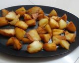 A picture of step 3 of Leftover idli fries.