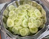 Une image de l'étape 2 de Salade de concombres et tomates au labneh, menthe et feta.