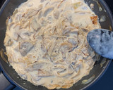Foto del paso 4 de la receta: Salmón al horno con salsa cremosa de cebolla y champiñón