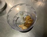 Une image de l'étape 1 de Sauce salade à la moutarde à l'ancienne, ail, soja et persil.