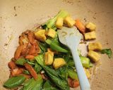 Foto langkah ke 6 dari resep Cah Pokcoy Wortel Tahu.