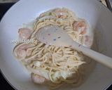 Foto langkah ke 4 dari resep 361. Creamy Garlic Prawn Pasta.