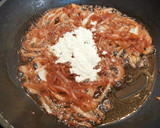 Foto del paso 3 de la receta: Pollo relleno de huevo duro, york y queso en salsa de vino de Oporto