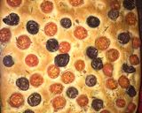 Foto del paso 9 de la receta: Focaccia con tomate cherrys, aceitunas negras y romero seco