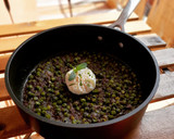 Foto del paso 9 de la receta: Guisantes picantitos con morcilla y menta y huevo poché