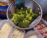 Foto del paso 1 de la receta: Brócoli con salchichas, bañadas en salsa de queso