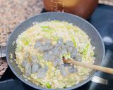 Foto del paso 4 de la receta: Risotto de habas, ajos tiernos y langostinos 🫛 🦐 🫛