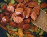 Une image de l'étape 3 de Riz crevettes chorizo et petits légumes.