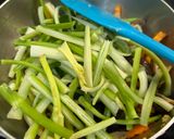Hình bước làm 2 của món Nấm Lộc Nhung Xào Cần Tây Chay