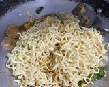 Foto langkah ke 3 dari resep Mie Goreng Bakso.