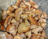 Foto del paso 3 de la receta: Muslos de pollo deshuesados con tandoori y nuez sobre arroz blanco