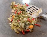 Foto langkah ke 4 dari resep Tumis Sayur Asin.