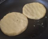 Foto del paso 2 de la receta: Hambur-arepa con aguacate🥙 cebolla caramelizada y mayomostaza ahumada🫓🍔
