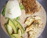 Foto del paso 4 de la receta: Quesadilla de moda de pollo, aguacate y cebolla caramelizada