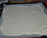 Foto del paso 2 de la receta: Pizza de masa fina con huevo, atún y jamón serrano