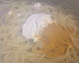 Foto del paso 2 de la receta: Fideos con cúrcuma, queso crema y semillas