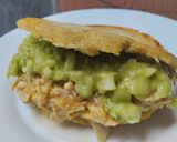 Foto del paso 9 de la receta: Arepa rellena de pollo con salsa de manzana, zanahoria, cebolla y crema...🫓🥙🥯