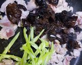 รูปขั้นตอนการทำที่ 1 ของ หมูผัดพริกหนุ่ม