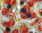 Foto del passaggio 2 della ricetta Finocchi veloci al forno con pomodorini e olive