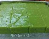 A picture of step 3 of Khanom Piak Poon (Pandan Coconut Jelly).