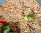 Gambar langkah 5 resipi Bihun Goreng Cili Padi.