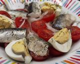 Foto del paso 5 de la receta Ensalada de sardinas con tomate y huevo duro