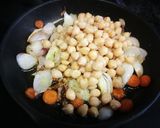 Foto del paso 2 de la receta: Huevos sobre garbanzos con cebolla pochada - plato único