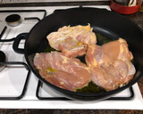 Foto del paso 7 de la receta: Muslo de pollo deshuesado sin piel a la plancha con ensalada