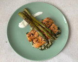 Foto del paso 9 de la receta: Salmón al horno con espárragos sobre cama de espinacas a la crema