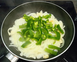 Foto del paso 2 de la receta: Higaditos encebollados con pimientos