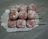 Foto langkah ke 2 dari resep Sate Donat buah naga.