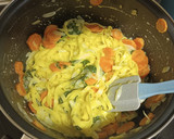 Foto del paso 4 de la receta: Pasta con verduras y soja texturizada con salsa de nata y curry verde