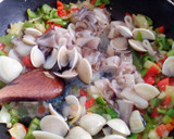 Foto del paso 2 de la receta: Arroz con chipirones y almejas🥘
